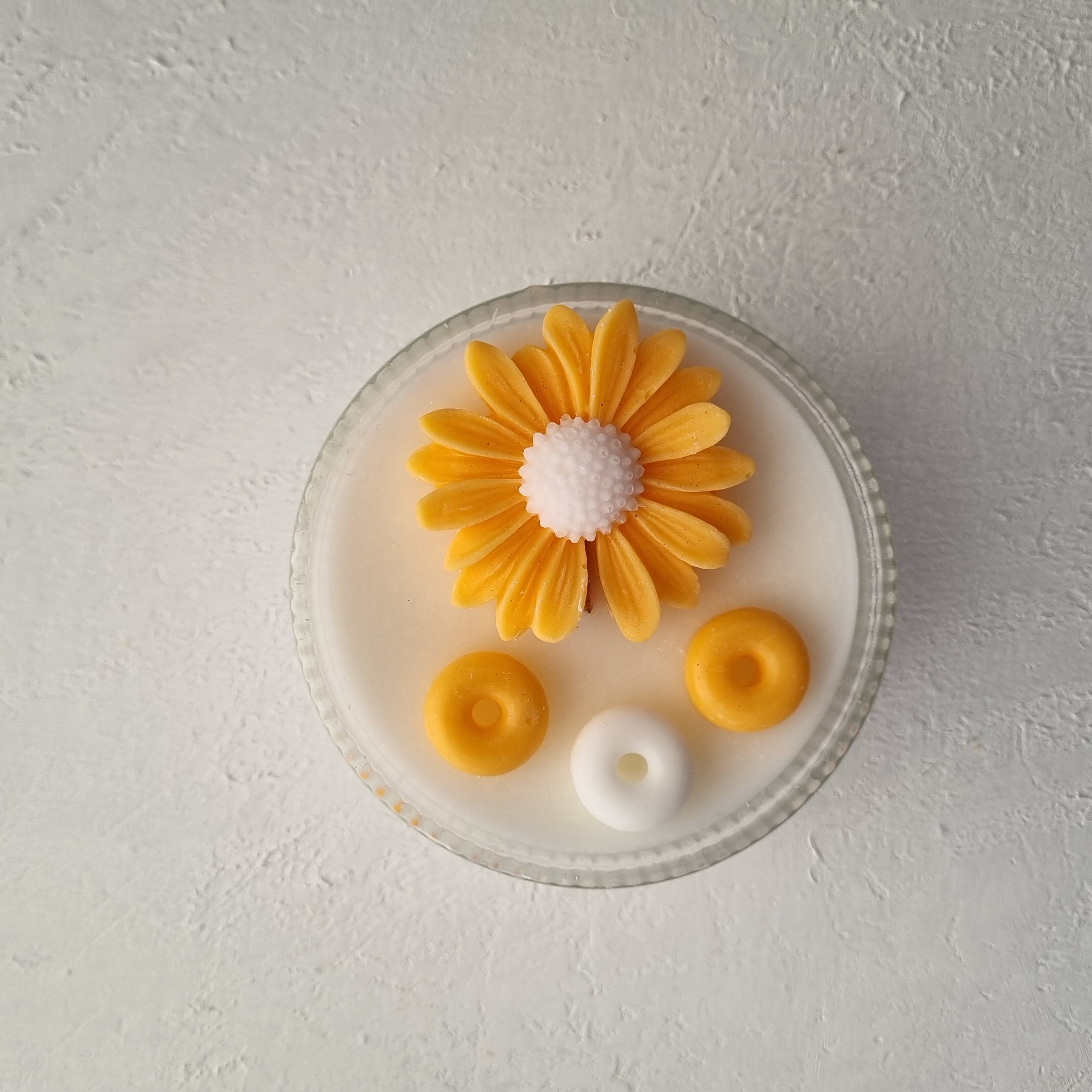 شمع جار گل بابونه پینترستی برند Decoshahrzad فتیله چوبی رنگ پاستلی